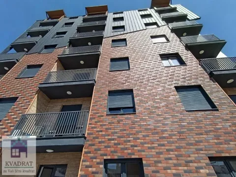 Pogled na fasadu i balkone moderne stambene zgrade. - image 8