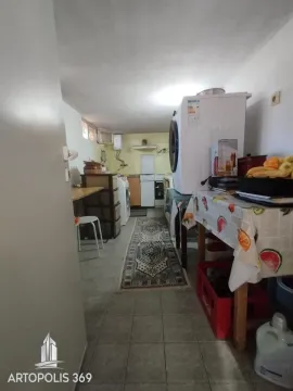 Prikaz dela kuhinje sa stolom i kućnim aparatima. - image 7