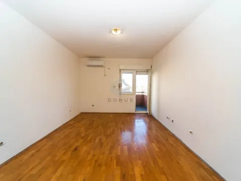 Prodaja, jednosoban stan, 45m², Stari Aerodrom, Podgorica - image 1