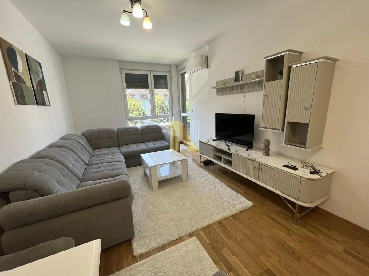 Izdavanje, dvosoban stan, 43m², Sajmište, Novi Sad