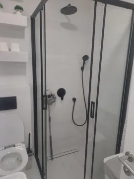 Moderne kupatilo sa tuš kabinom i sanitarijama. - image 12