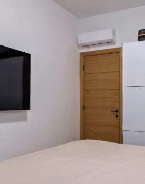 Pregled dijela spavaće sobe sa krevetom, vratima i klima uređajem. - image 14