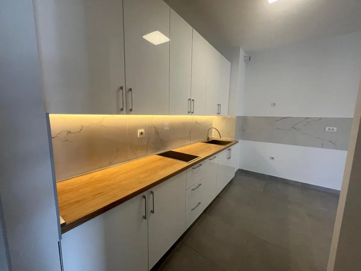 Izdavanje, trosoban stan, 112m², Savski Venac, Beograd