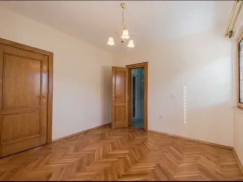 Izdavanje, petosoban stan, 400m², Zabjelo, Podgorica - image 8