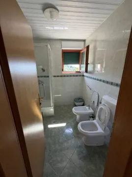 Kupatilo opremljeno tuš kabinom, toaletom, bideom i prozorom. - image 5