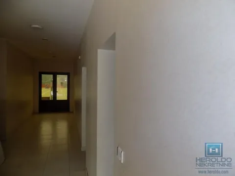 Sale, office space, 866m², Centar, Paraćin - image 11