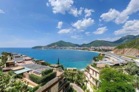 Panoramski pogled na more i obližnji luksuzni kompleks. - image 10