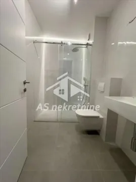 Moderno kupatilo sa tuš kabinom i sanitarijama. - image 13
