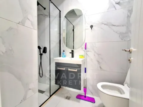 Moderne kupatilo sa tuš kabinom, umivaonikom i wc šoljom obloženo mermernim pločicama. - image 6
