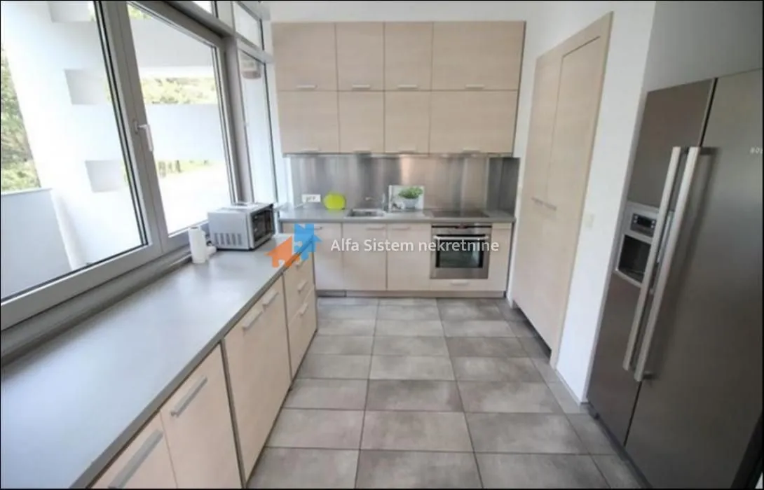 Izdavanje, četvorosoban stan, 250m², Savski Venac, Beograd