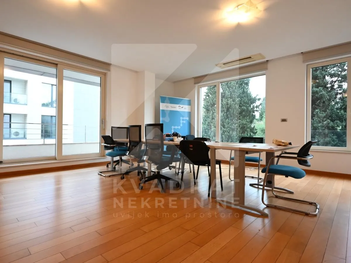 Prodaja, trosoban stan, 114m², Centar, Podgorica