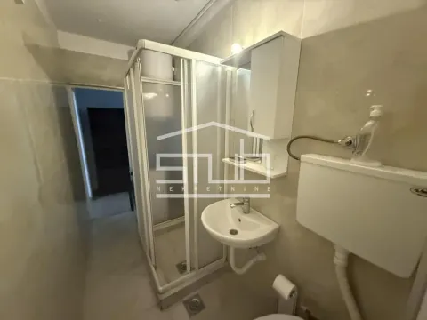Manje kupatilo sa tuš kabinom, umivaonikom i toaletom. - image 10