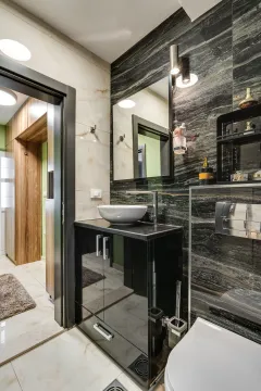 Moderne kupatilo sa umivaonikom, ogledalom i tamnim keramičkim pločicama. - image 25