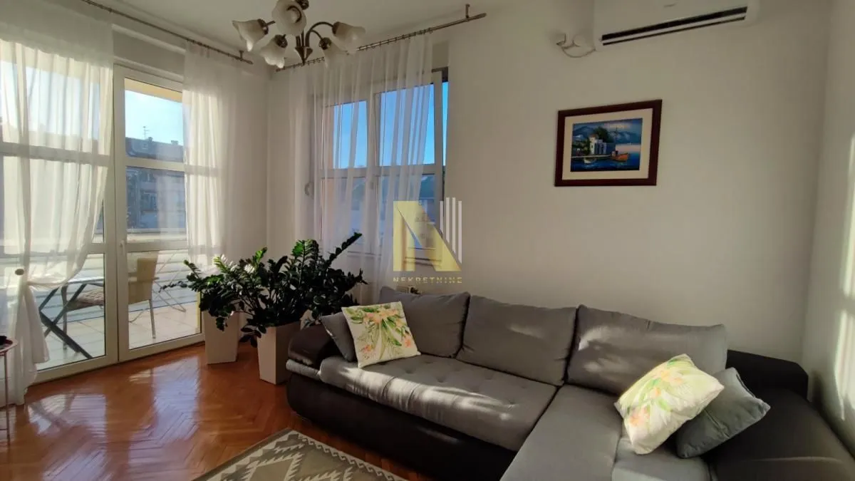 Izdavanje, dvosoban stan, 62m², Centar, Novi Sad