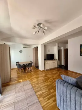Dnevna soba sa trpezarijom i parketom na podu. - image 7