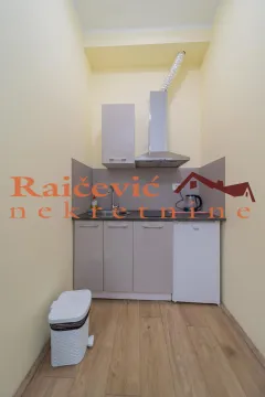Manja kuhinja sa ugradnim elementima, sudoperom i frižiderom. - image 4