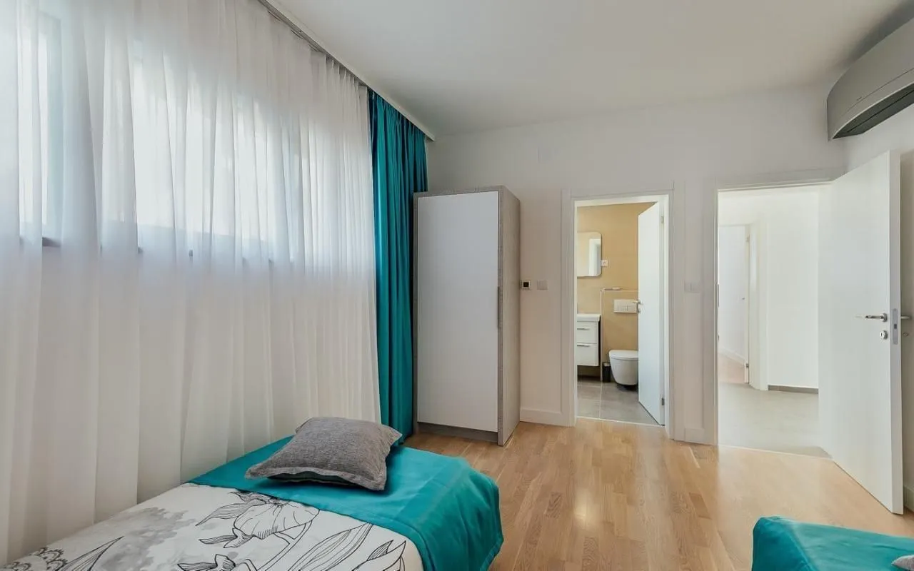 Prodaja, četvorosoban stan, 236m², Njivice, Herceg Novi