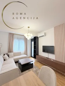 Moderan i svetao dnevni boravak sa ugaonom garniturom i televizorom. - image 7