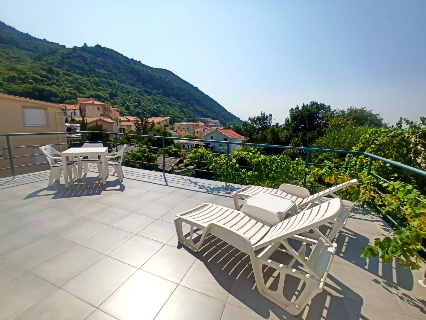 Izdavanje, jednosoban stan, 65m², Lazi, Budva
