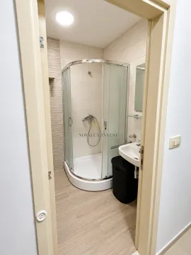 Pogled kroz vrata na moderno opremljeno kupatilo sa tuš kabinom. - image 7