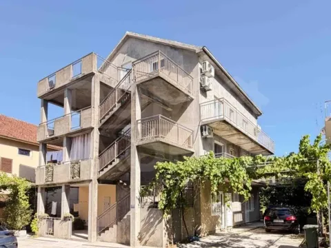 Rent, two bedroom apartment, 80m², Tivat, Crna Gora - image 11