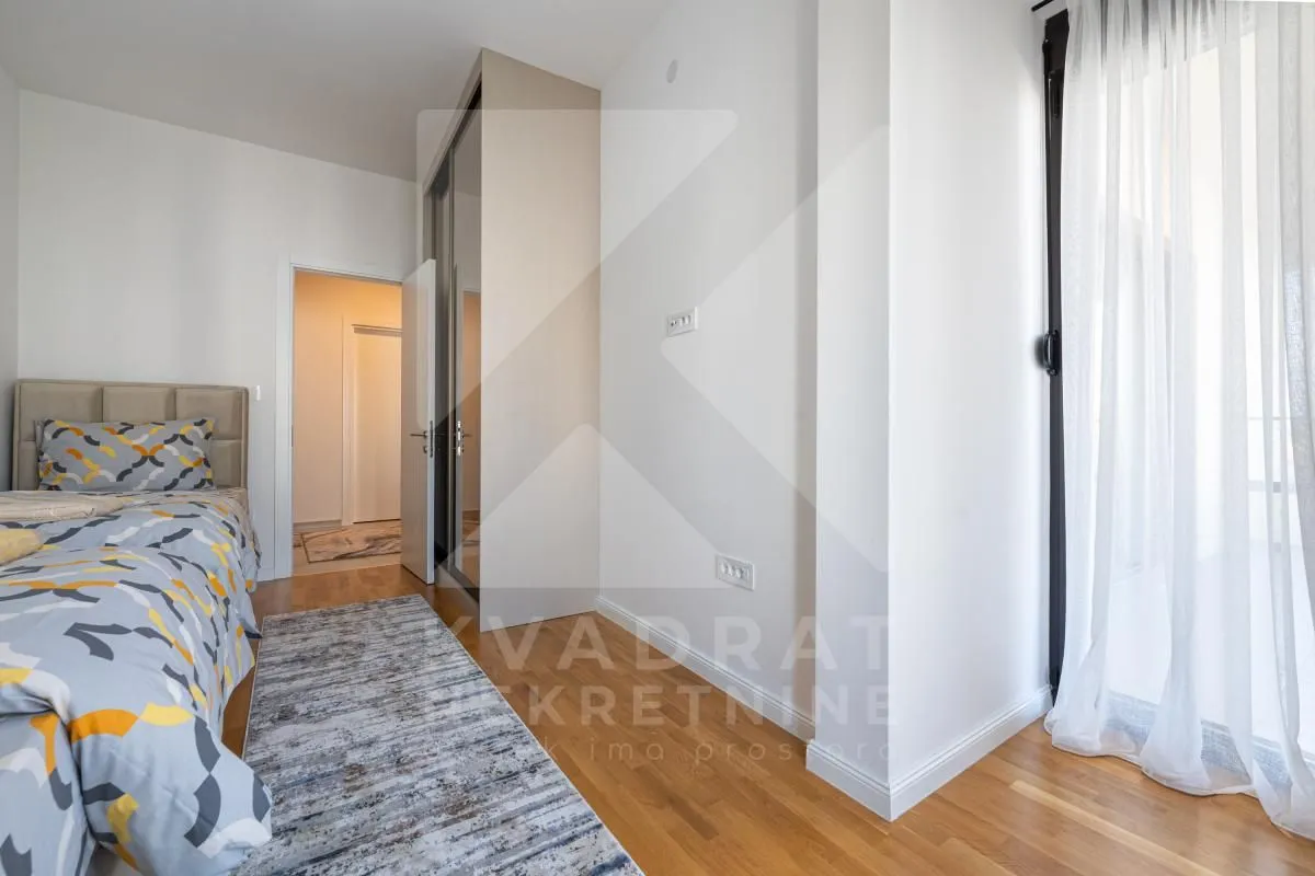 Furnished bedroom with a double bed, wardrobe, and access to the terrace.