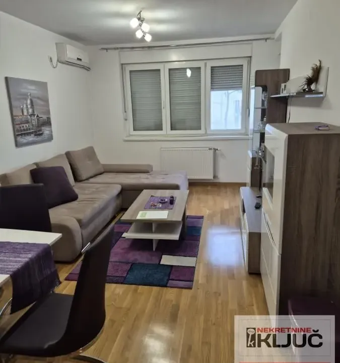 Izdavanje, dvosoban stan, 56m², Centar, Novi Sad