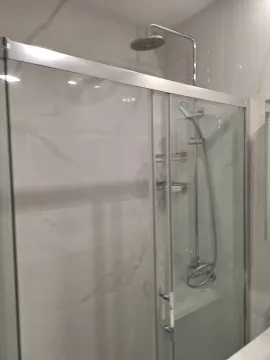 Moderna tuš kabina sa staklenim vratima. - image 11