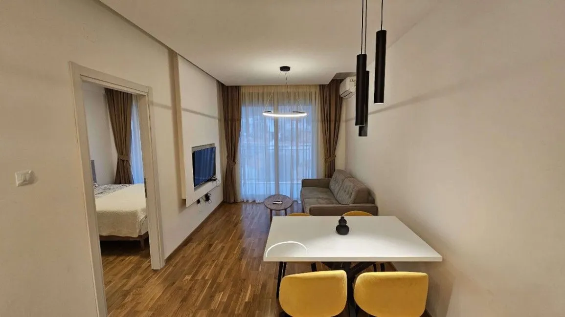 Izdavanje, dvosoban stan, 55m², Bečići, Budva