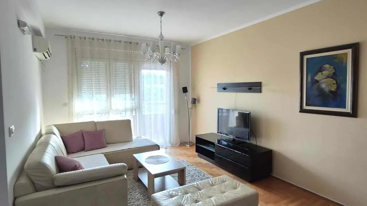 Izdavanje, jednosoban stan, 52m², Centar, Bar