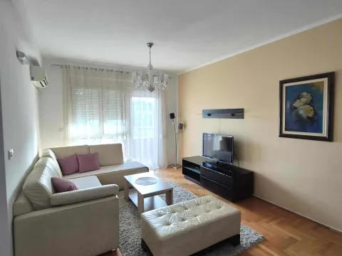 Izdavanje, jednosoban stan, 52m², Centar, Bar - image 1