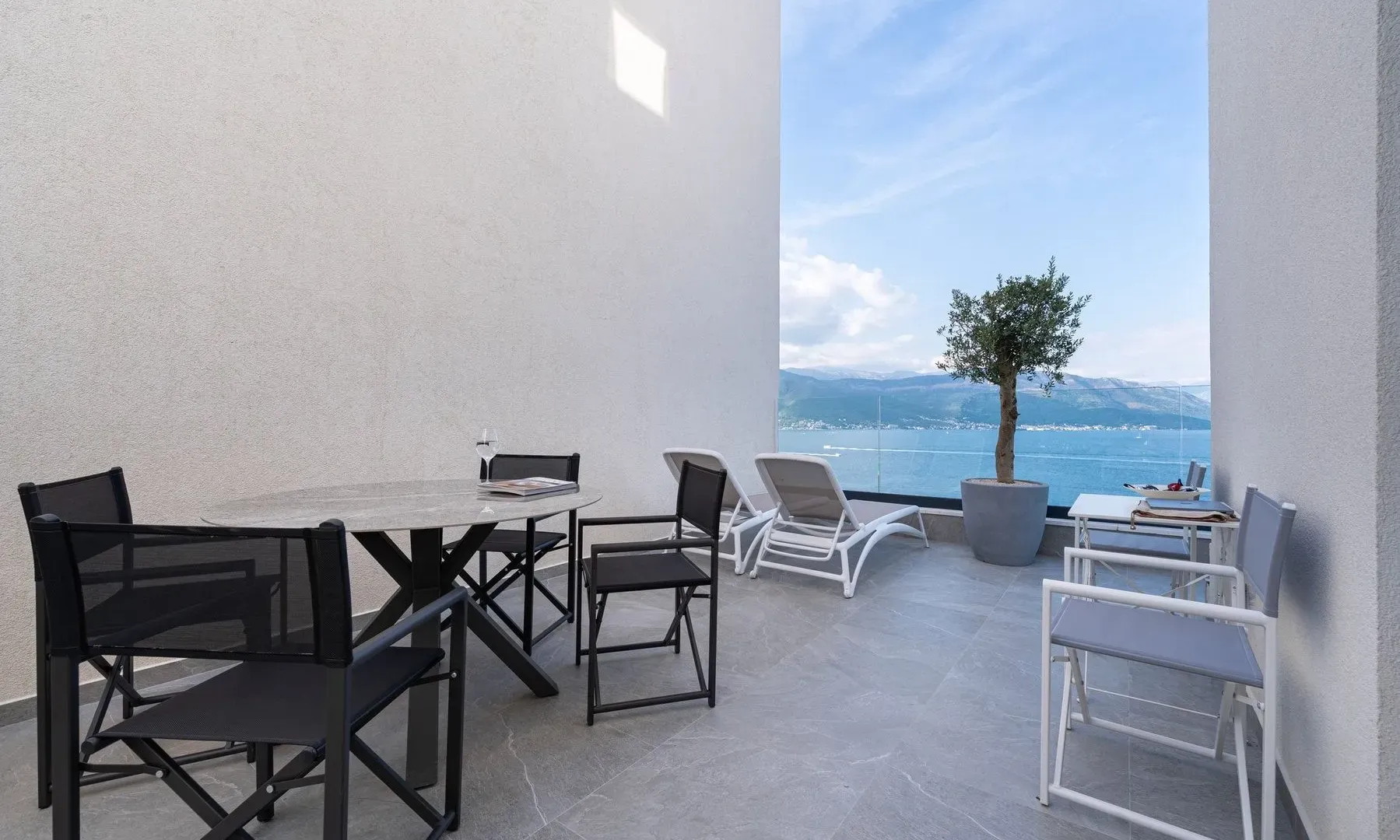 Rent, one bedroom apartment, 144m², Krašići, Tivat
