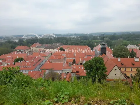 Pogled sa nekretnine na grad i krovove kuća. - image 6