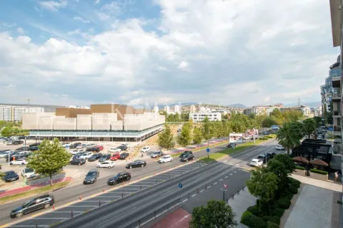 Pogled sa terase na gradsku ulicu, parking i okolne zgrade. - image 10