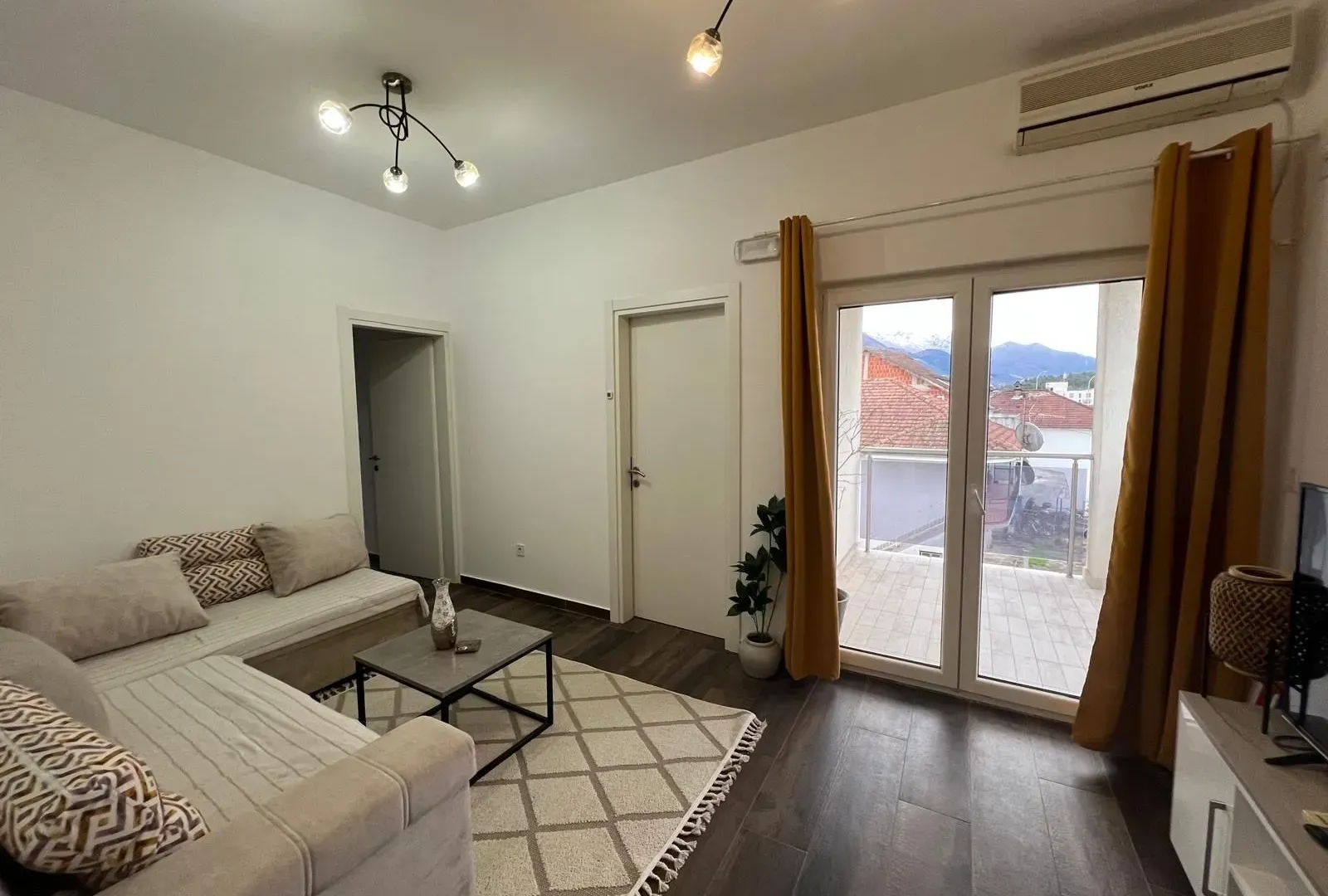 Izdavanje, dvosoban stan, 56m², Marići, Tivat