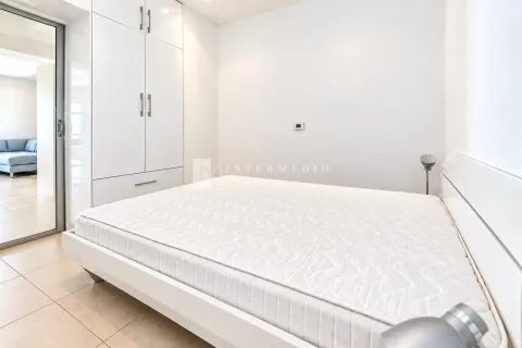 Svjetla i uredna spavaća soba sa bijelim krevetom i ugradnim plakarom. - image 8