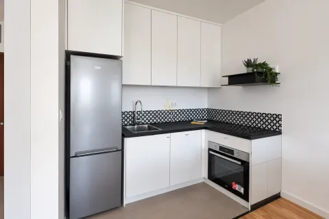 Moderna bijela kuhinja sa frižiderom i ugradnim aparatima. - image 4