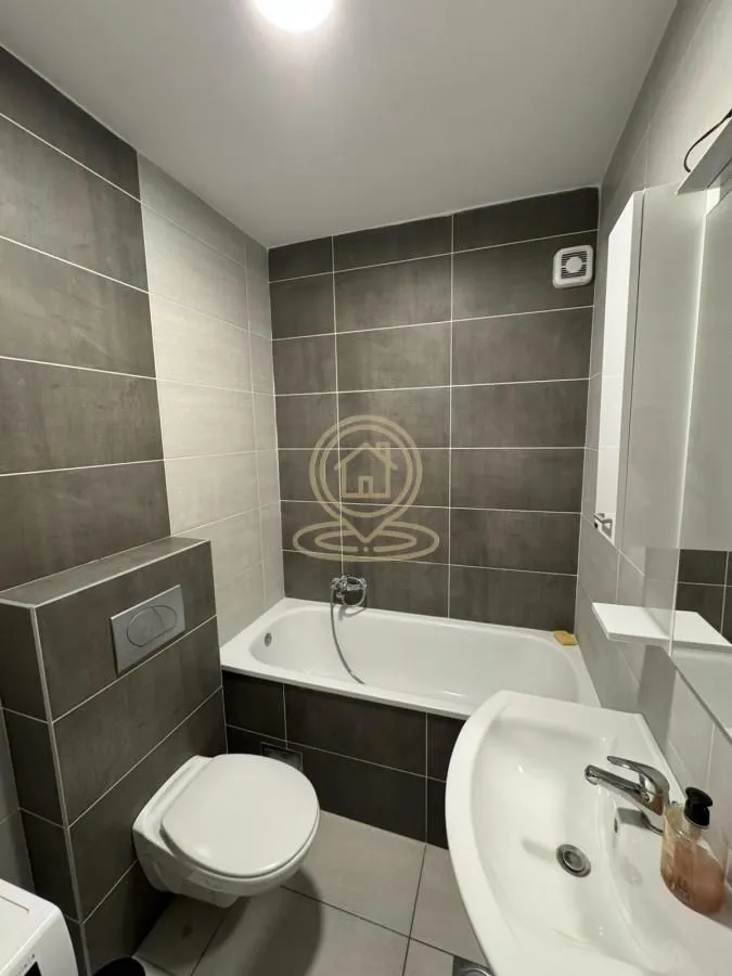 Kupatilo opremljeno kadom, umivaonikom i WC šoljom.