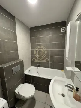 Kupatilo opremljeno kadom, umivaonikom i WC šoljom. - image 11