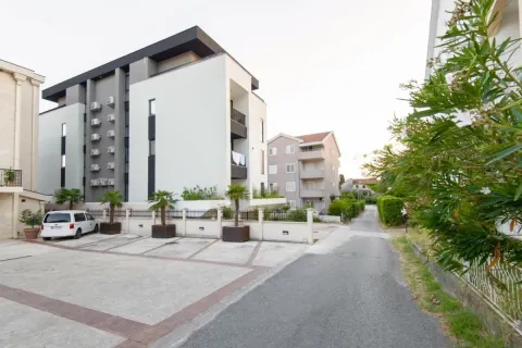 Rent, one bedroom apartment, 48m², Tivat, Crna Gora - image 7