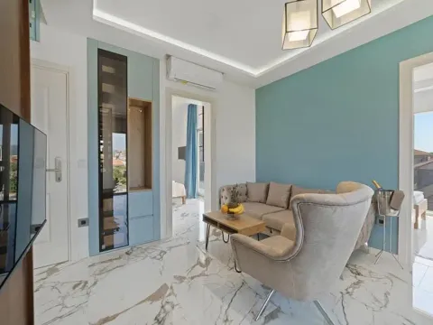 Izdavanje, dvosoban stan, 50m², Centar, Tivat - image 2