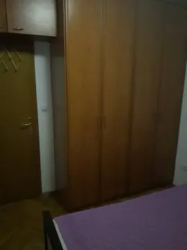 Spavaća soba sa drvenim plakarom i krevetom. - image 9