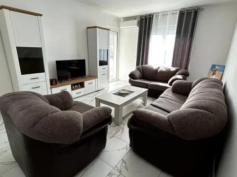 Izdavanje, jednosoban stan, 51m², Centar, Bar - image 1