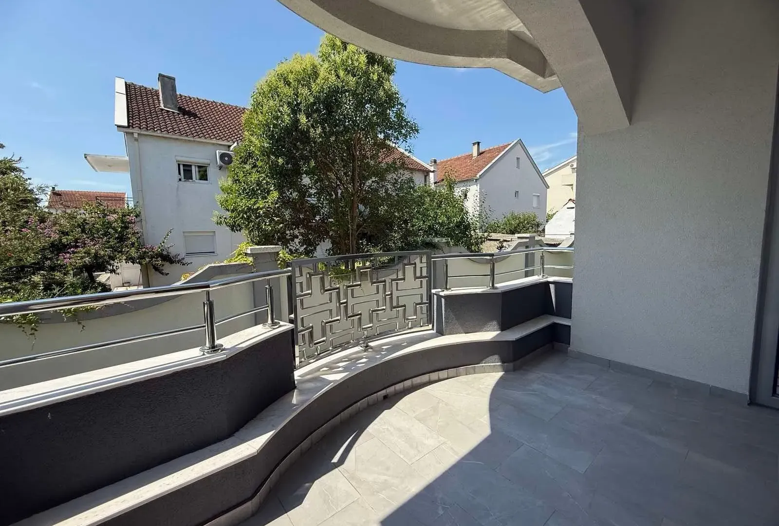 Rent, house, 320m², Podgorica, Crna Gora