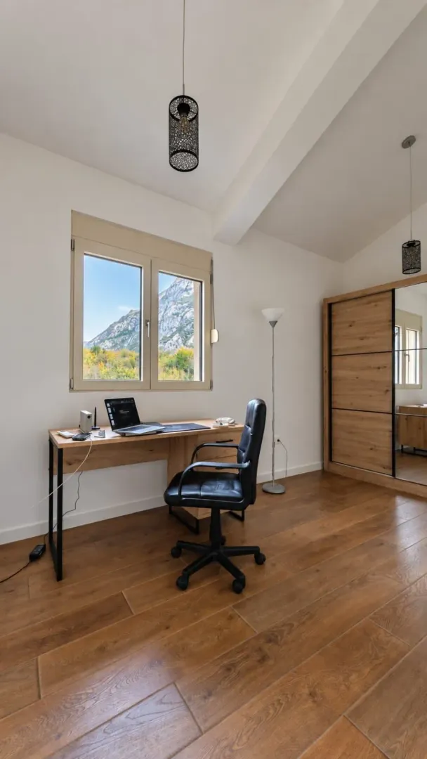 Izdavanje, dvosoban stan, 97m², Dobrota, Kotor
