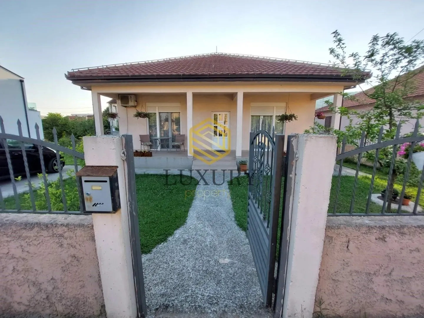 Izdavanje, kuća, 120m², Tološi, Podgorica