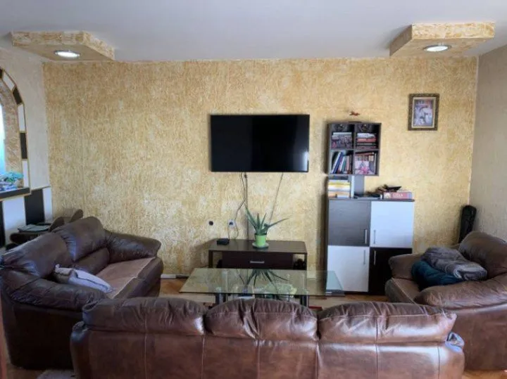 Prodaja, kuća, 330m², Zlatica, Podgorica