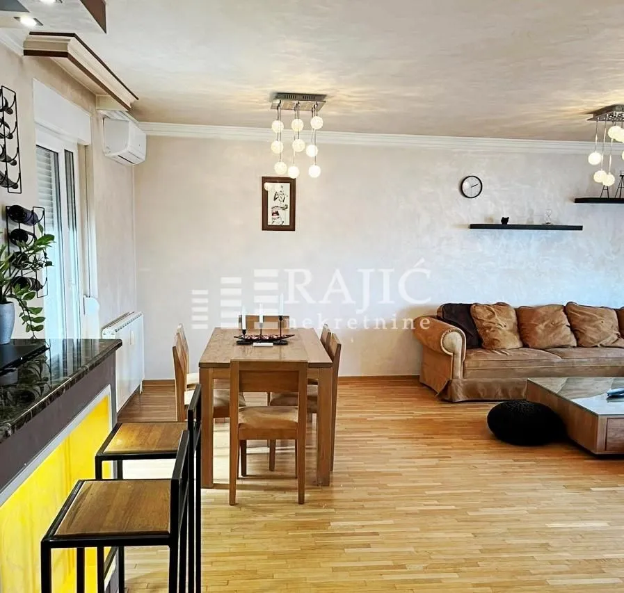 Spacious living room with a dining area and a bar counter.