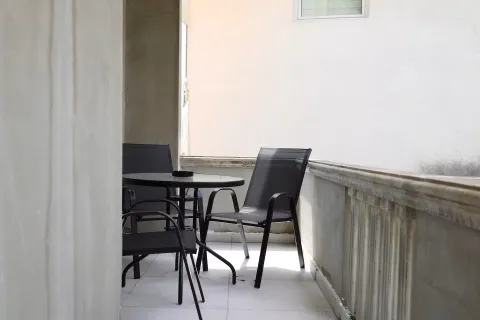 Natkrivena terasa sa crnim baštenskim stolom i stolicama. - image 12