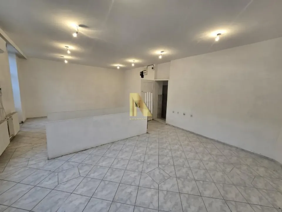 Izdavanje, poslovni prostor, 90m², Centar, Novi Sad